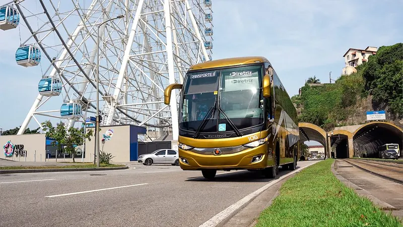 Ônibus da Braslectra diante da roda-gigante no Rio de Janeiro