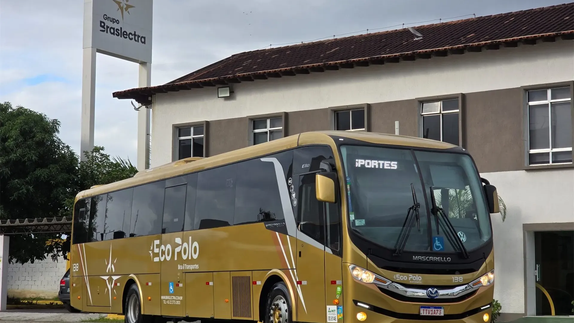 Vista aérea de carros, van e ônibus da frota Braslectra em avenida