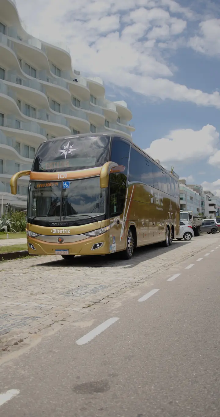 Ônibus executivo do Grupo Braslectra na orla