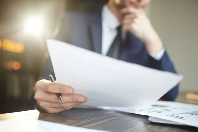 Colaborador preenchendo relatório de ocorrência (RDP)